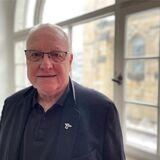 Trauerredner Klaus-Dieter Wagner aus Castrop-Rauxel steht an einem Fenster.
