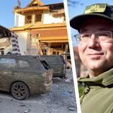 Zerschossene Autos vor einem bombardierten Haus in Saporischschja und Ulrich Waldmann aus Wessum.