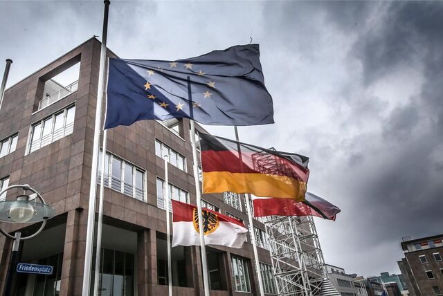 Auf halbmast: Eine Europa-Flagge, eine Deutschland-Flagge und die Flaggen des Landes NRW und der Stadt Dortmund auf dem Rathausplatz