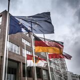 Auf halbmast: Eine Europa-Flagge, eine Deutschland-Flagge und die Flaggen des Landes NRW und der Stadt Dortmund auf dem Rathausplatz