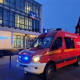 Ein Feuerwehrfahrzeug steht vor einer Volksbank.