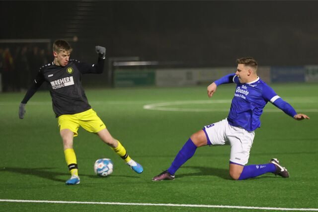 SV Südkirchen im Zweikampf mit dem SC Capelle