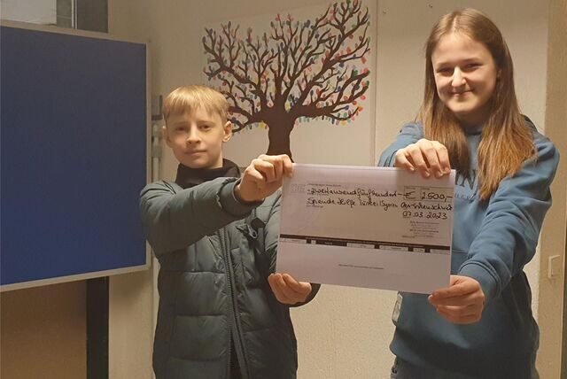 Stellvertretend für alle Schüler des Willy-Brandt-Gymnasiums in Oer-Erkenschwick freuen sich David und Vakare über die hohe Spendensumme für die Erdbebenopfer im syrisch-türkischen Grenzgebiet.