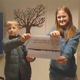 Stellvertretend für alle Schüler des Willy-Brandt-Gymnasiums in Oer-Erkenschwick freuen sich David und Vakare über die hohe Spendensumme für die Erdbebenopfer im syrisch-türkischen Grenzgebiet.