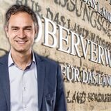 Montage: Daniele Ganser vor dem Oberverwaltungsgericht