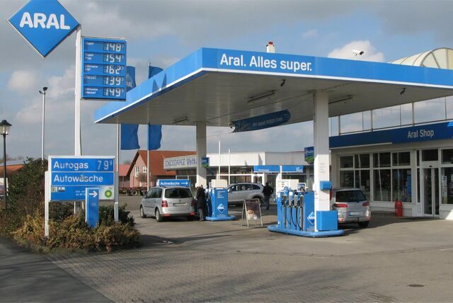 Auch diese Tankstelle in Nordkirchen war Ziel eines Überfalls. Nach dem Hauptverdächtigen sind jetzt weitere Verdächtige vernommen worden.
