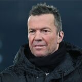 Lothar Matthäus schaut in die Kamera.