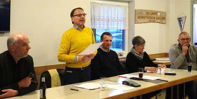 Podium bei der 56. Wulfen-Konferenz im Heimathaus: Architekt Hannes Schmidt-Domogalla, Vorsitzender Rüdiger Kühn, Bürgermeister Tobias Stockhoff, die Dorstener Umweltbeauftragte Dagmar Stobbe und Landwirt Bernhard Dahlhaus.