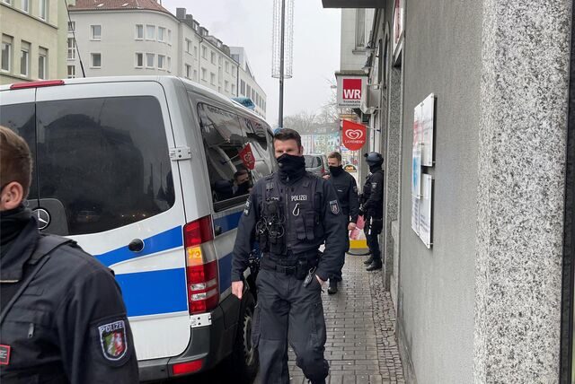Polizeibeamte verlassen nach den Durchsuchungen am Donnerstag, 9.3. ein Haus in der Saarlandstraße.