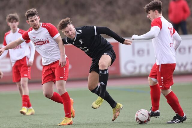 Die SG Castrop (schwarze Trikots), hier mit Nico Foterek, kann nach dem 3:0 gegen den TuS Stockum befreit beim TuS Harpen aufspielen.