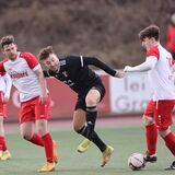 Die SG Castrop (schwarze Trikots), hier mit Nico Foterek, kann nach dem 3:0 gegen den TuS Stockum befreit beim TuS Harpen aufspielen.