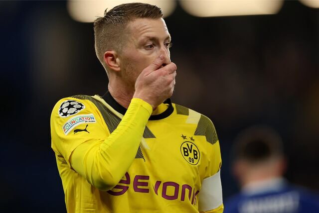 Marco Reus fasst sich ins Gesicht.