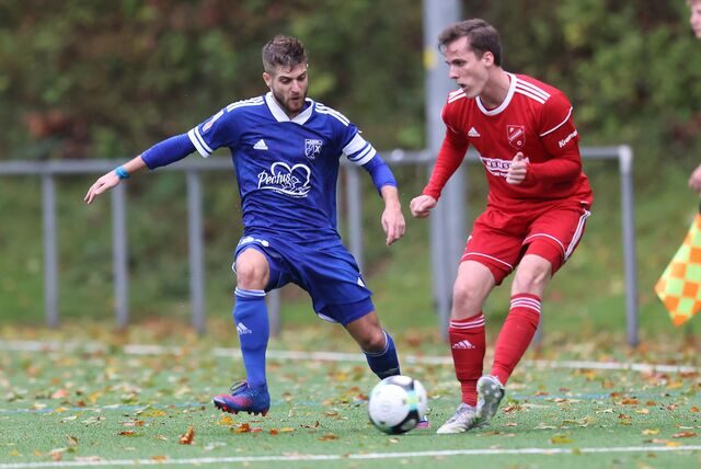 Im Oktober 2021 gewannen Nico Brehm (l) und sein SV Wacker Obercastrop nach einem 0:1 noch mit 3:1 gegen den FC Lennestadt.