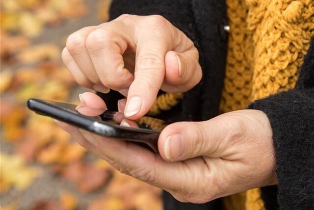 Eine Person hält ein Smartphone in der Hand.