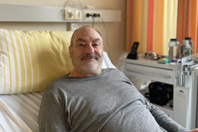 Schlaganfall-Patient Ralf Kronsfoth liegt auf einer Station im evangelischen Krankenhaus.