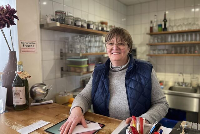 Immy Segat steht hinter der Theke des Cafés „Il Caffé“. Sie betreibt den Laden gemeinsam mit ihrem Mann.