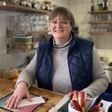 Immy Segat steht hinter der Theke des Cafés „Il Caffé“. Sie betreibt den Laden gemeinsam mit ihrem Mann.