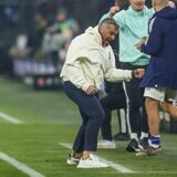 Cheftrainer Thomas Reis feiert das 2:2 wie ein Sieg.