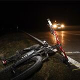 Fahrrad liegt am Straßenrand