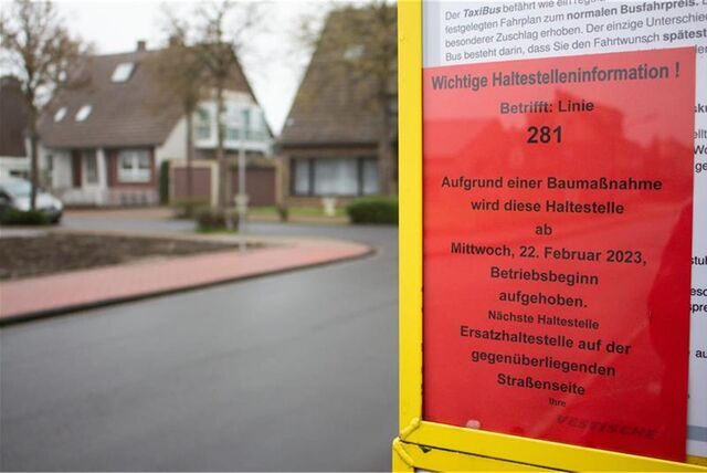 Auf dem Bild ist eine Haltestelleninformation zu sehen, auf der mitgeteilt wird, dass die betroffene Haltestelle aufgehoben wird.