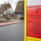 Auf dem Bild ist eine Haltestelleninformation zu sehen, auf der mitgeteilt wird, dass die betroffene Haltestelle aufgehoben wird.