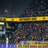 Die Dresden-Fans auf der Tribüne im Signal Iduna Park.