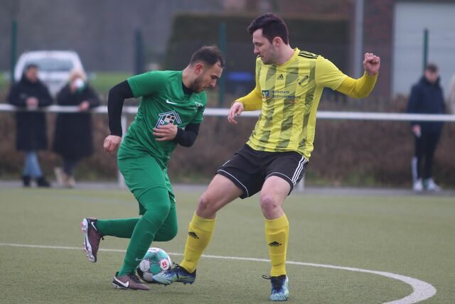 Mehmet Akif-Özdemir und Robin Hagenmeyer kämpfen um den Ball.