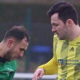 Mehmet Akif-Özdemir und Robin Hagenmeyer kämpfen um den Ball.