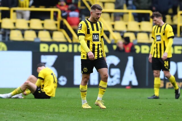 Marco Pasalic geht niedergeschlagen über den Rasen.