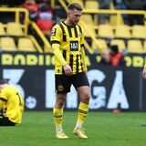 Marco Pasalic geht niedergeschlagen über den Rasen.