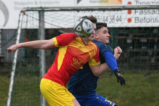 Die Spvg Schwerin (blaue Hemden), hier mit Lukas Balassas, unterlag dem Team voon Mengede 08/20.
