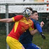 Die Spvg Schwerin (blaue Hemden), hier mit Lukas Balassas, unterlag dem Team voon Mengede 08/20.