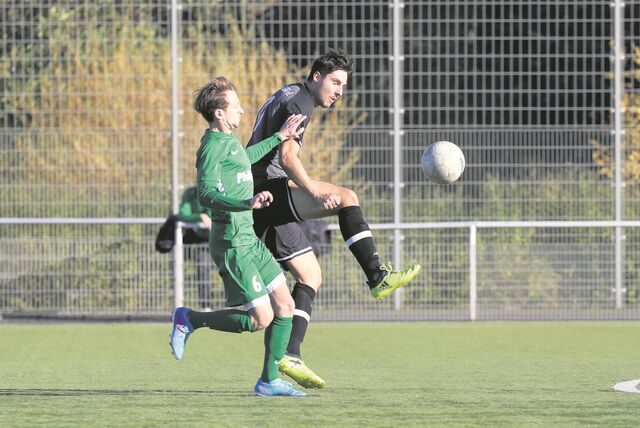 Jakob Helfer spielt den Fußball.