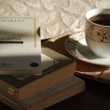 bücher und kaffee in einer tasse