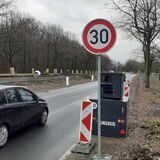 Marls Panzerblitzer Kai-Uwe steht in der Baustelle an der Carl-Duisberg-Straße.