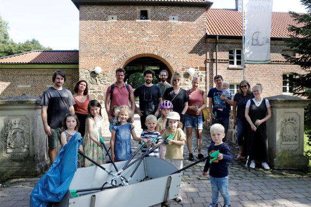 Mit einer Müllsammelaktion am Schloss Sythen starteten die „Parents for Future“ Anfang September ihre Aktivitäten.