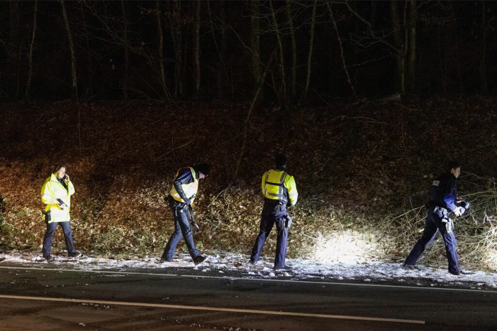 Polizeibeamte suchen ein vermisstes 12-jähriges Mädchen. Das Kind war am späten Samstagnachmittag verschwunden, als es zu Fuß auf dem Heimweg war, wie es hieß.