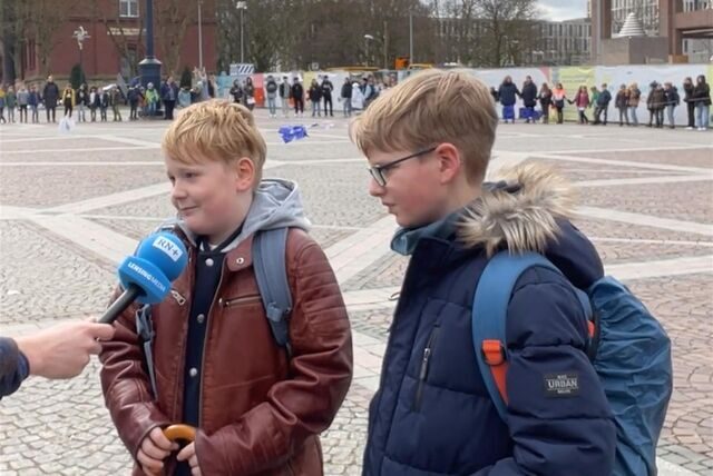 Hunderte Schülerinnen und Schüler haben auf dem Friedensplatz eine große Menschenkette gebildet.