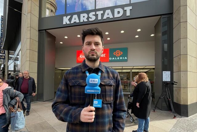 Reporter Lukas Wittland vor dem geschlossenen Karstadt-Haus in Dortmund. Nach der Bekanntgabe des Aus‘ für den Standort wurde das Kaufhaus für den Rest des Tages geschlossen.