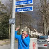 Werner von dem Berge wundert sich über die unterschiedliche Auslegung von Schreibweisen auf Marler Straßenschildern.