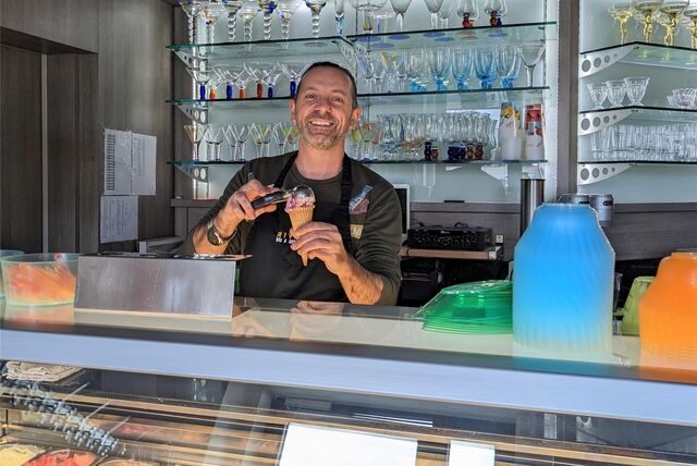 Faton Kamberi vom Hervester Eiscafe Riviera steht hinter der Theke und macht eine Kugel Eis fertig. Er hat den Preis für eine Kugel Eis zum Start der neuen Saison anheben müssen.