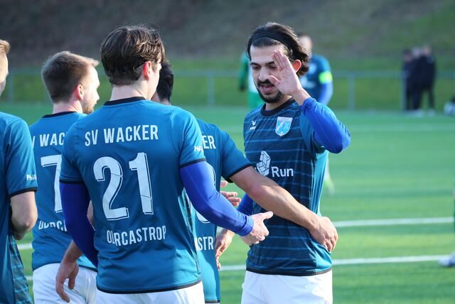 Die Wackeraner Robin Franke (Nummer 21) und Elvis Shala (r) stellten sich nach dem 4:0-Sieg gegen den FC Lennestadt dem Video-Interview.