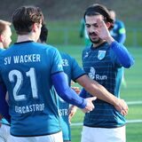 Die Wackeraner Robin Franke (Nummer 21) und Elvis Shala (r) stellten sich nach dem 4:0-Sieg gegen den FC Lennestadt dem Video-Interview.