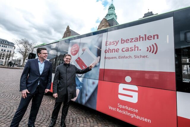 Martin Schmidt, Geschäftsführer der Vestischen (l.), und Sparkassen-Chef Dr. Michael Schulte stellten das neue Bezahlsystem vor.