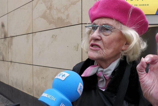 Die 90-jährige Anni Brandt kauft im Karstadt in Dortmund immer ihre Strümpfe. Sie bedauert die Schließung sehr, sagt sie.