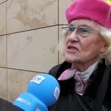 Die 90-jährige Anni Brandt kauft im Karstadt in Dortmund immer ihre Strümpfe. Sie bedauert die Schließung sehr, sagt sie.
