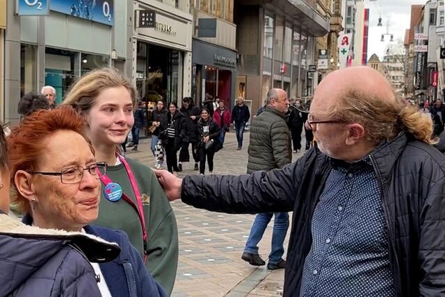 Joffrey Kallweit tröstet eine Karstadt-Mitarbeiterin, der Tränen in den Augen stehen.