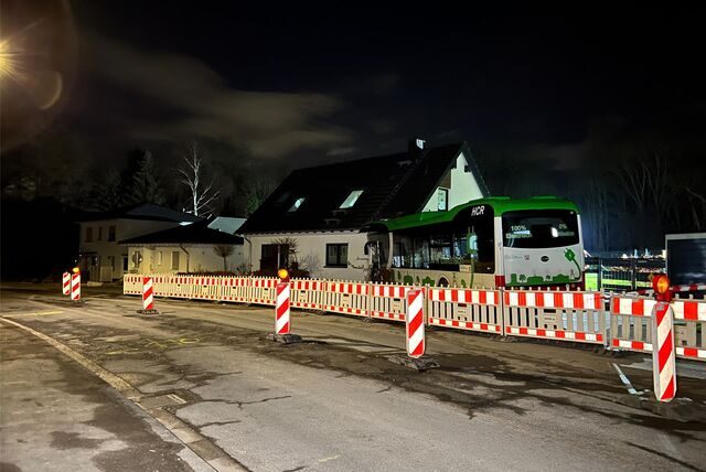 Beim nächtlichen Besuch an der Karlstraße: Der Bus steckt noch in der Hausecke, die Unfallstelle ist abgesperrt, der Verkehr kann hier erstmal nur einspurig fließen.