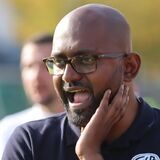 Athavan Varathan steht an der Seitenlinie.