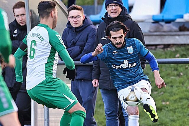 Elvis Shala (am Ball) zeichnete sich als Doppeltorschütze für Wacker Obercastrop beim 4:0 gegen den FC Lennestadt aus.